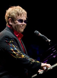 Elton John pi vystoupen v maarsk Budapeti (8. ervna 2010)