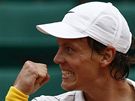 Tom Berdych a jeho vtzn gesto pot, co ve tvrtfinle Roland Garros pehrl Michaila Junho