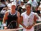 FINÁLOVÉ SOUPEKY. Australanka Samantha Stosurová a Italka Francesca Schiavoneová pózují fotografm ped zaátkem finálového zápasu enské dvouhry na Roland Garros.