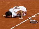 RADOST VÍTZKY. Francesca Schiavoneová oslavuje vítzství nad Stosurovou ve finále Roland Garros.