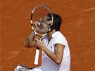 Italka Francesca Schiavoneová se raduje poté, co ve finále enské dvouhry na Roland Garros porazila Australanku Stosurovou.