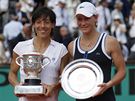 Vítzka Roland Garros Francesca Schiavoneová (vlevo) a poraená finalistka Samantha Stosurová pózují s trofejemi.