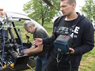 Reisér Petr Jákl (vpravo) se pipravuje na let vrtulníkem, v nm natoil poslední zábry k filmu Kajínek