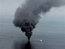 Kou stoupá z místa kontrolované hoící ropné skvrny v Mexickém zálivu.