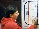 Trenér Vladimír Rika vysvtluje, jak hráli zlatí hokejisté pesilovky.