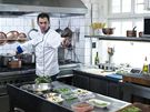 Emanuele Ridi pipravuje minestrone - zeleninovou polévku v letním kabát.