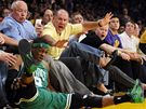 PÁD. Hrá Bostonu Celtics Rajon Rondo se ocitl mezi diváky.
