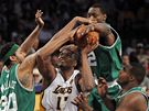 TUDY NE. Hned ti basketbalisté Bostonu se sesypali kolem stílejícího Andrewa Bynuma z Los Angeles Lakers.