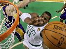 Glen Davis z Bostonu Celtics zakonuje pod koem Lakers.