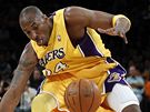 Kobe Bryant (ve lutém) z LA Lakers v souboji se Stevem Nashem z Phoenixu Suns
