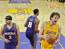 Radost lutých LA Lakers (v popedí Pau Gasol) a zklamání fialového Phoenixu Suns (íslo 3 Jared Dudley a 8 Channing Frye)
