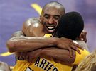 Radost Rona Artesta a Kobeho Bryanta z LA Lakers po vítzné tref prvního jmenovaného proti Phoenixu Suns (íslo 3 Jared Dudley a 8 Channing Frye)