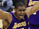 Andrew Bynum (vlevo) a Lamar Odom z LA Lakers se diví výroku sudích