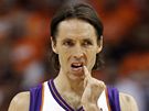 AU. Steve Nash z Phoenixu Suns po jednom z mnoha úder do oblieje bhem play-off