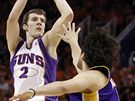 SLOVINSKÝ SOUBOJ. Goran Dragi z Phoenixu Suns stílí pes blok Sai Vujaie z LA Lakers