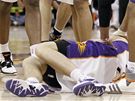 TAKHLE TO SKONILO. Goran Dragi z Phoenixu Suns leí na palubovce po tvrdém faulu Sai Vujaie (18) z LA Lakers.