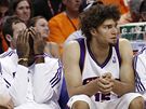 Smutnící lavika Phoenixu Suns bhem utkání s LA Lakers