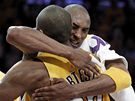 Kobe Bryant a Ron Artest z LA Lakers slaví výhru v prvním finále NBA proti Bostonu Celtics