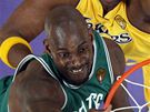 Kevin Garnett (v zeleném) z Bostonu Celtics smeuje pes obranu Lamara Odoma z LA Lakers