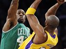 Tony Allen z Bostonu Celtics brání v prvním finále NBA Kobeho Bryanta z LA Lakers