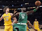 Kevin Garnett z Bostonu Celtics získává mí na doskoku ped Pauem Gasolem z LA Lakers