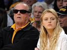 Herec Jack Nicholson pihlíí se svojí dcerou Lorraine Nicholsonou prvnímu finále NBA mezi LA Lakers a Bostonem Celtics