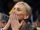 Hereka Charlize Theronová ped prvním finále NBA mezi LA Lakers a Bostonem Celtics