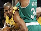 Andrew Bynum (ve lutém) z LA Lakers proniká pes Paula Pierce z Bostonu Celtics