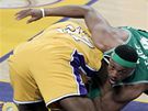 Ron Artest (ve lutém) z LA Lakers svádí souboj o mí s Paulem Piercem z Bostonu Celtics