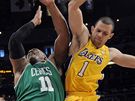 Jordan Farmar (ve lutém) z LA Lakers a Glen Davis z Bostonu Celtics v oboustrann neúspném boji o mí