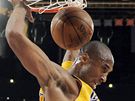 Kobe Bryant z LA Lakers smeuje do koe Bostonu Celtics