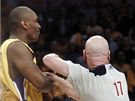 Rozhodí roztrhává horké hlavy jménem Ron Artest (vlevo) z LA Lakers a Kevin Garnett (druhý zprava) z Bostonu Celtics