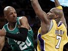Ray Allen (vlevo) z Bostonu Celtics pihrává mí kolem Lamara Odoma z LA Lakers