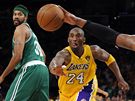Momentka z finále NBA: Rasheed Wallace (vlevo) a Glen Davis z Bostonu Celtics, urposted pak Kobe Bryant z LA Lakers