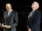 Basketbalové legendy Bill Walton (vpravo) a Kareem Abdul-Jabbar pi vzpomínce na bývalého koue univerzity UCLA Johna Woodena, který zemel ve vku 99 let. Ceremoniál probhl v rámci druhého finále NBA 
