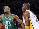 Rajon Rondo (uprosted) z Bostonu Celtics najídí kolem Lamara Odoma (vlevo) a Kobeho Bryanta z LA Lakers