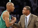 Ray Allen (vlevo) z Bostonu Celtics v debat s kouem Docem Riversem, vpravo Kevin Garnett