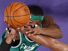 Rajon Rondo (vlevo) z Bostonu Celtics je zblokován Andrewem Bynumem z LA Lakers