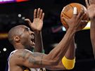 Kobe Bryant z LA Lakers útoí na ko Bostonu Celtics