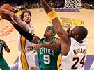 Rajon Rondo (v zeleném) z Bostonu Celtics je zblokován Pauem Gasolem (vlevo) z LA Lakers. Brání ho i Kobe Bryant