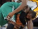 Nate Robinson (v zeleném) z Bostonu Celtics svádí souboj s Ronem Artestem z LA Lakers