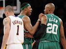 Paul Pierce (uprosted) a Ray Allen z Bostonu Celtics se radují, Jordan Farmar z LA Lakers ne