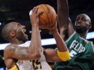 Kobe Bryant z LA Lakers zakonuje pes Kevina Garnetta z Bostonu Celtics