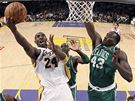 Kobe Bryant (vlevo) z LA Lakers zakonuje pes Kendricka Perkinse z Bostonu Celtics