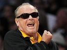 Herec Jack Nicholson v hlediti bhem druhého finále NBA. 
