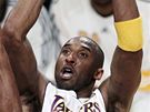 Kobe Bryant z LA Lakers stílí pes Raye Allena z Bostonu Celtics