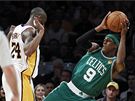 Kobe Bryant (vlevo) z LA Lakers a Rajon Rondo z Bostonu Celtics