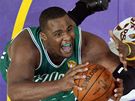 Glen Davis (vlevo) z Bostonu Celtics zakonuje pes Lamara Odoma z LA Lakers
