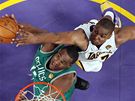 Glen Davis (vlevo) z Bostonu Celtics je zblokován Andrewem Bynumem z LA Lakers