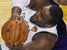Glen Davis (dole) z Bostonu Celtics zakonuje pes blokujícího Andrewa Bynuma z LA Lakers